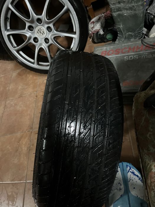 Jantes porsche com peneus vendo o conjunto