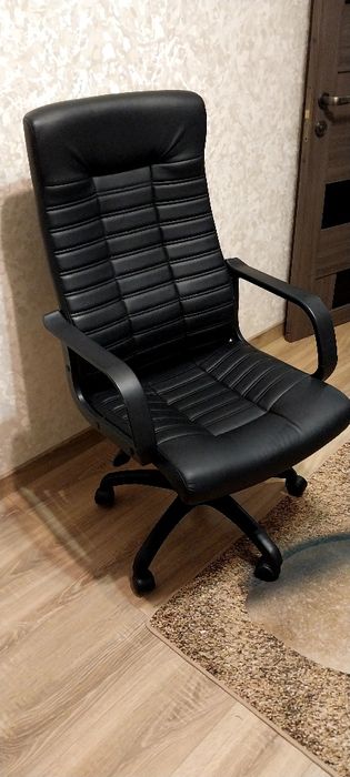 Комод;стіл;крісло