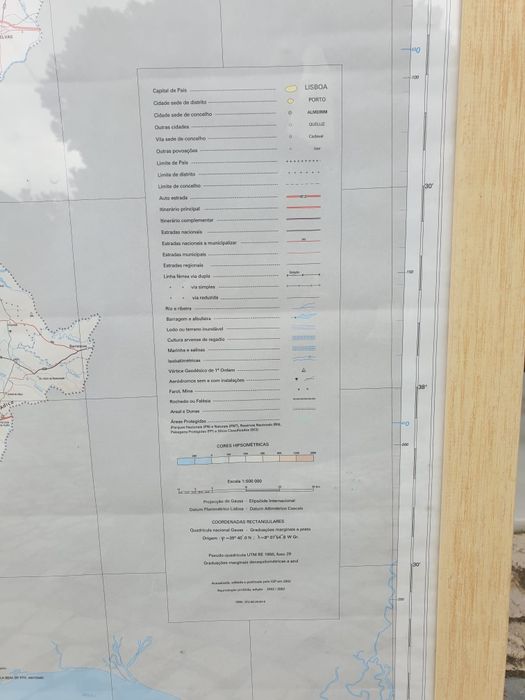 Mapa grande de Portugal com moldura