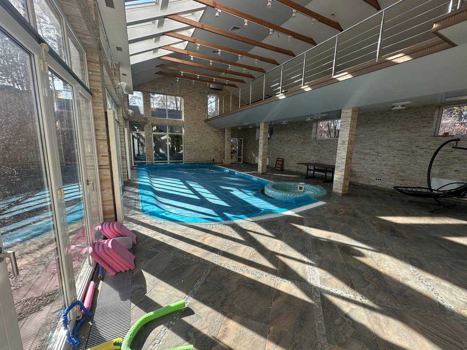 Будинок з басейном 1160 м2, 33 сотки в Ірпені