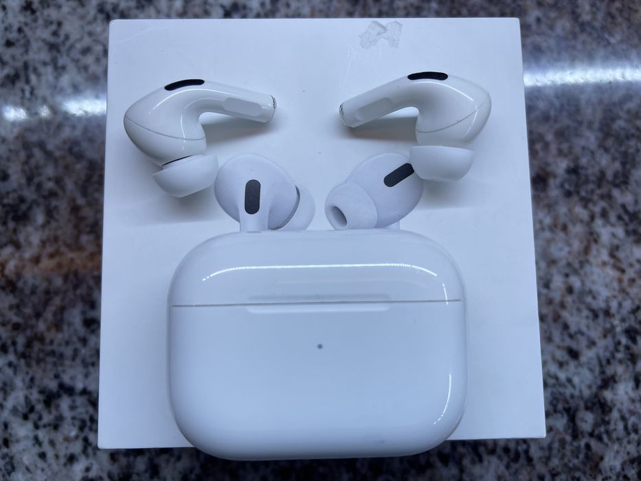 Apple Airpods PRO(треск в правом при басах ,выдает несоотвествие
