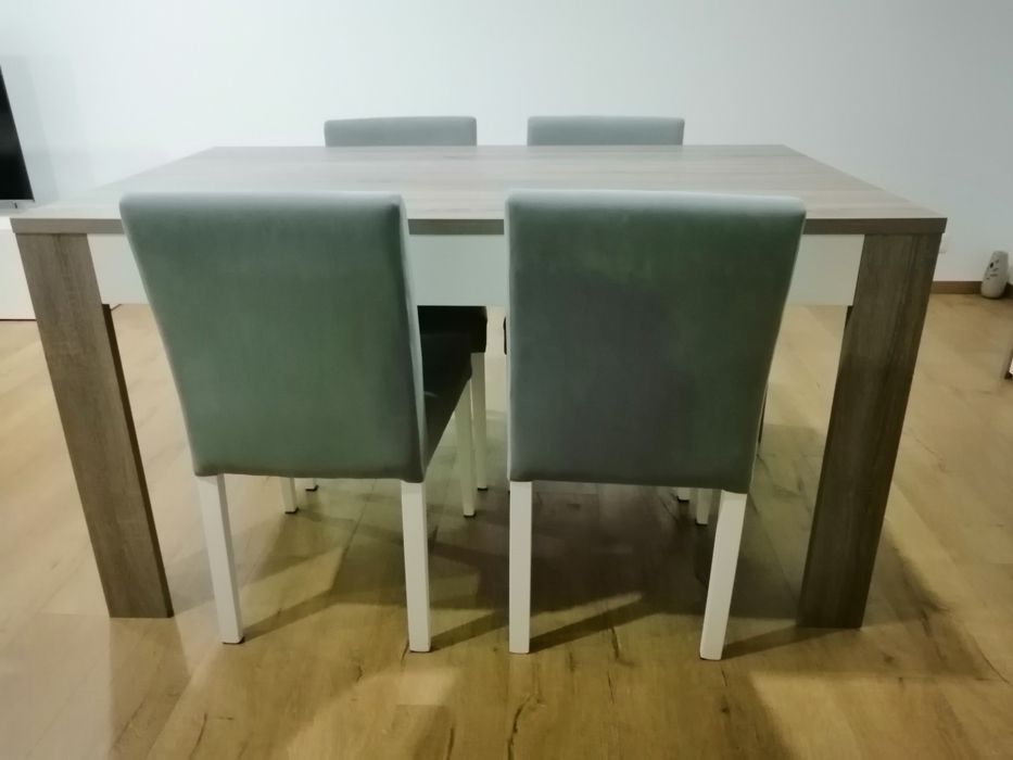 Mesa de sala e cadeiras