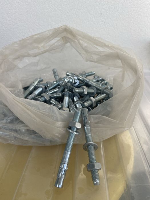 Vendo parafusos novos