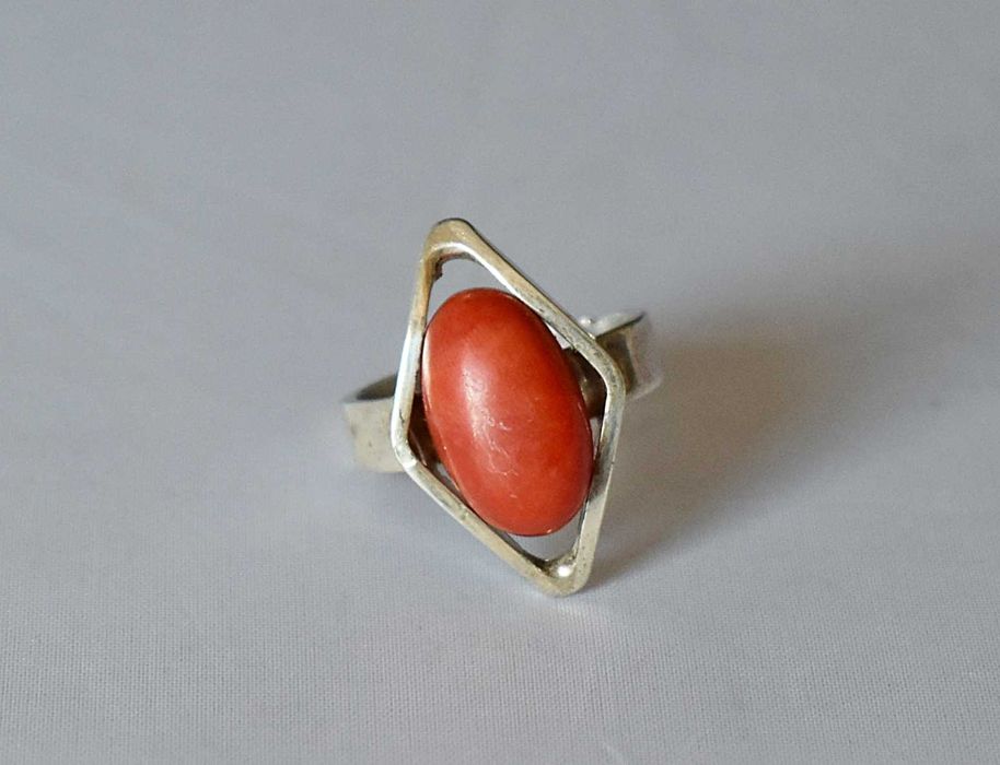Pierścionek z naturalnym koralem