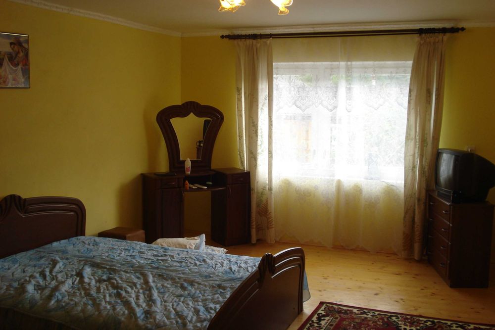 Продається житловий будинок в м. Рахів
