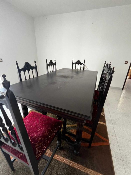 Mesa de madeira com 6 cadeiras