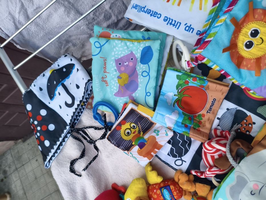 Книжки развивающие с эффектами,шуршат,пишут звенят На коляску и в кроватку 0+