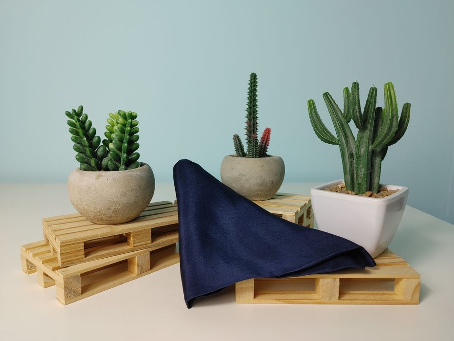 Piękna granatowa jedwabna niebieska poszetka chustka vintage