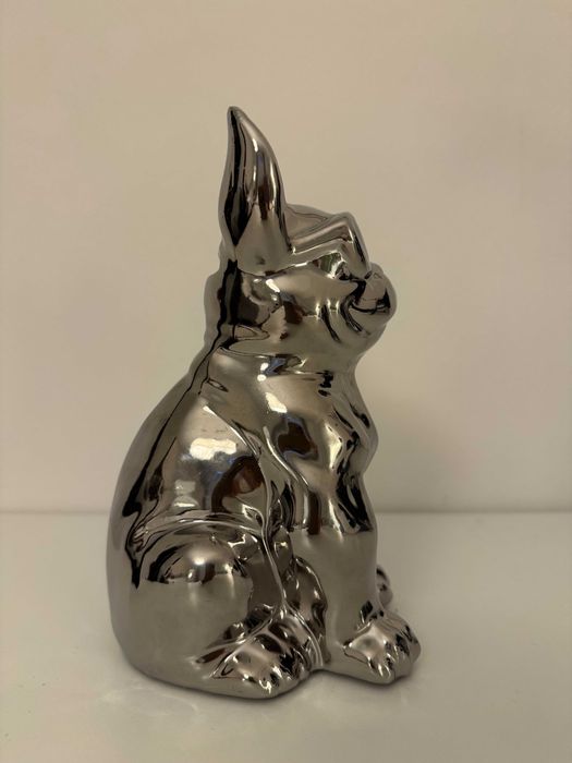 Skarbonka buldog francuski – srebrna, ceramiczna, 22 cm
