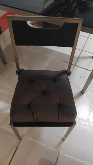 mesa vidro preto e cadeiras / moveis de sala