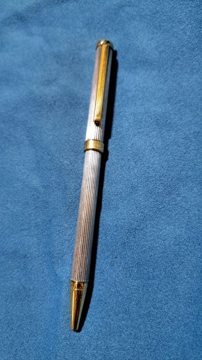 Caneta em prata contrastada.