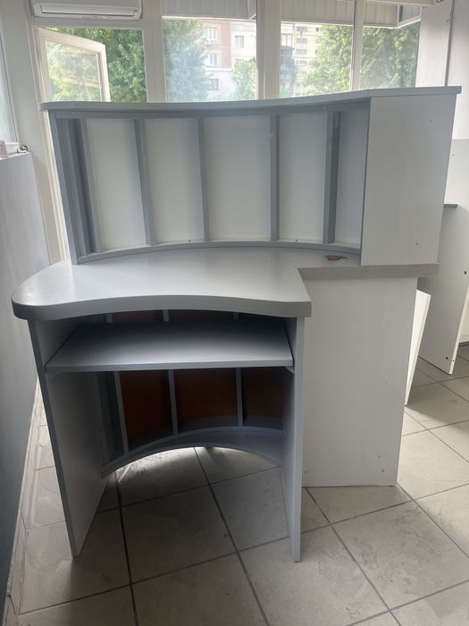 Продам стійку-ресепшн напівкруглої форми