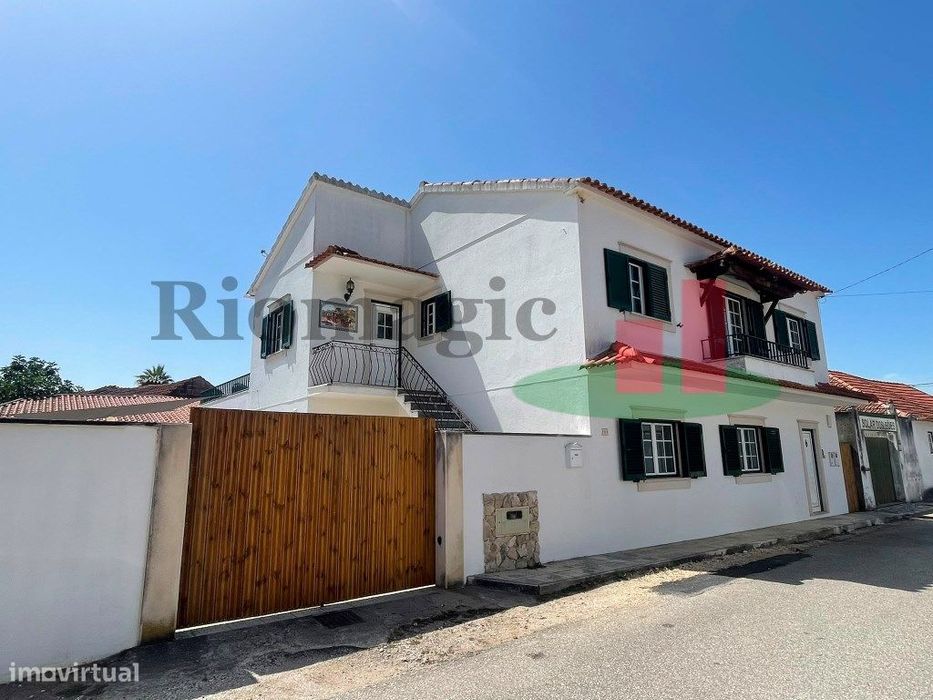 Moradia T5 com Logradouro, Terraço e Anexo em Correias - Outeiro da...