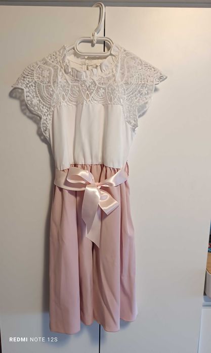 Sukienka biało-różowa z koronką i wstążką marki Shein 7Y 116-122 cm