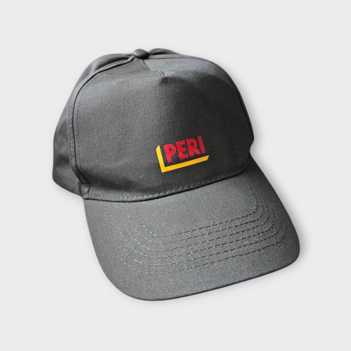 Szara czapka z daszkiem z logo PERI