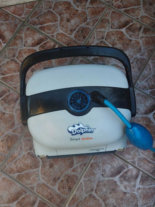 automatyczny odkurzacz basenowy Dolphin Smart Active firmy Maytronics