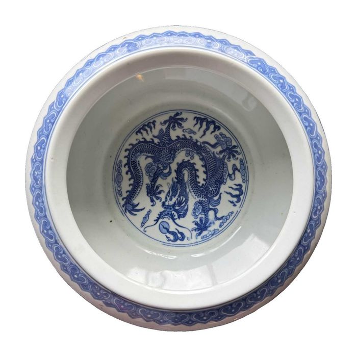 Taça-incensário chinesa em porcelana azul e branca com dragões