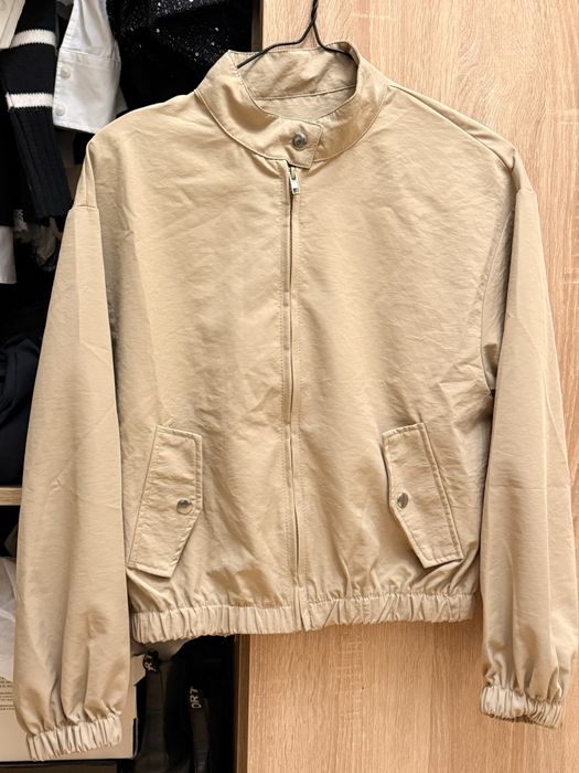 Куртка-бомбер бежева