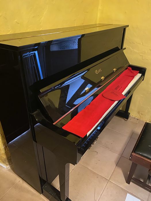 Piano Essex em excelente condição