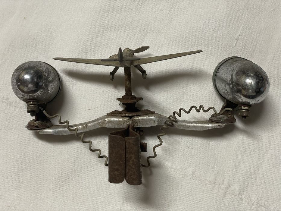 Peça Antiga com Luzes e Avião