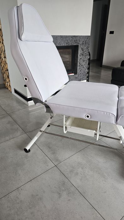 Fotel kosmetyczny regulowany.