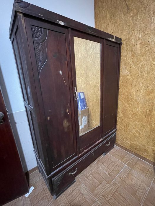 Roupeiro antigo, pode comprar para restaurar