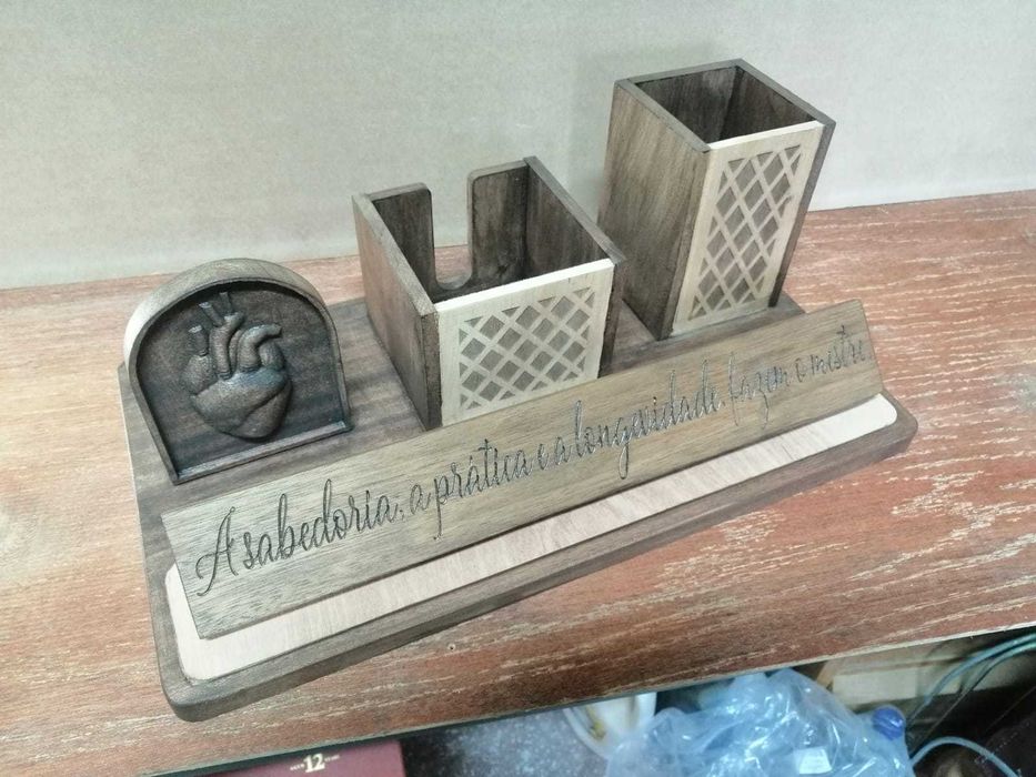 Porta canetas em madeira