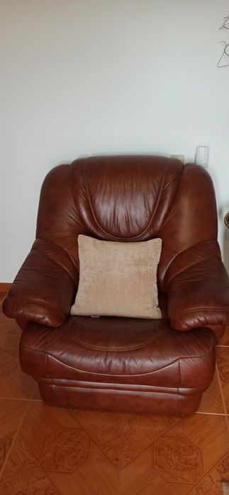 Três sofás em pele genuína como novos