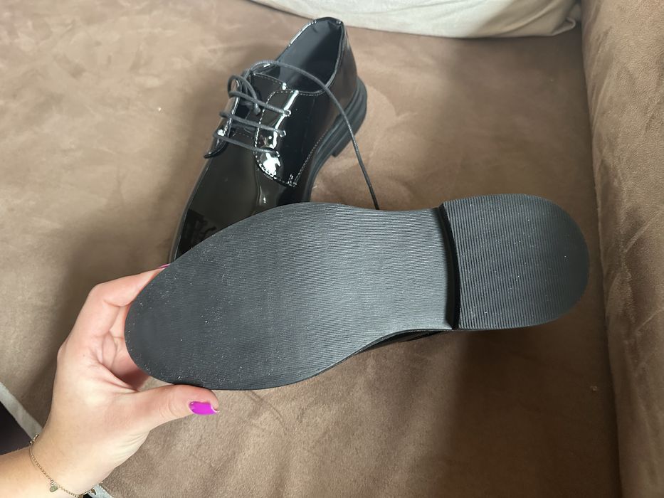 Nowe buty meskie - lakierowane - 39