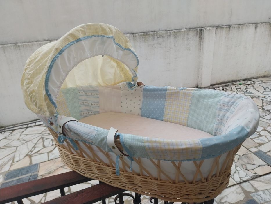 Alcofa de bebé em verga
