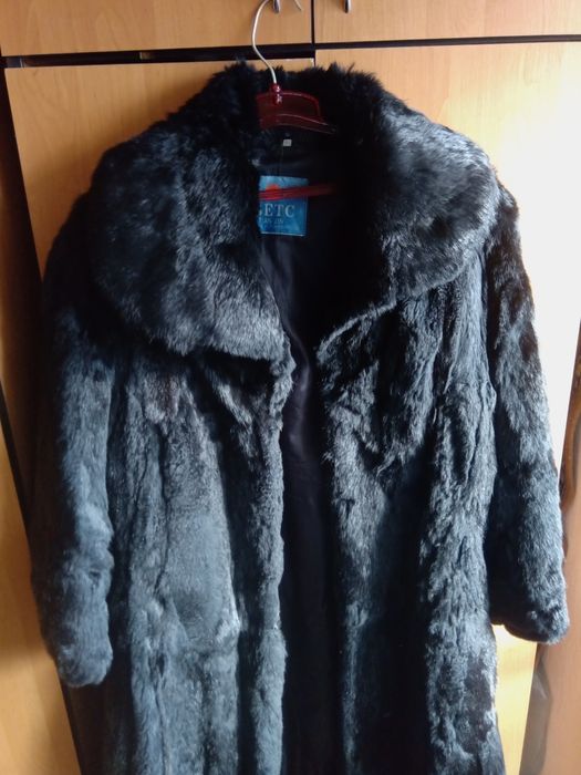 Шуба кроляча , довга, тепла.