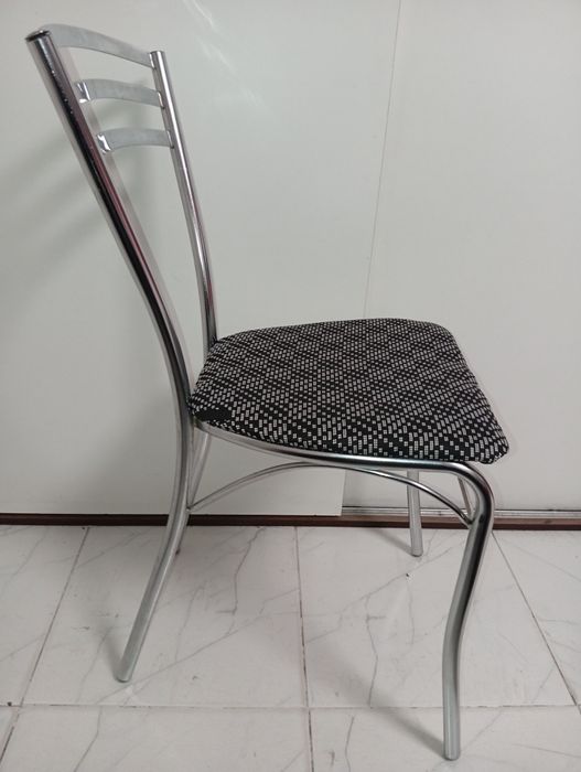 Стілець кухонний на металевому каркасі (хром)