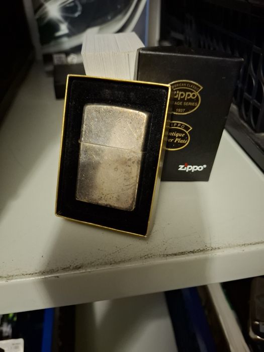 Isqueiros Zippo e bolsa de transporte