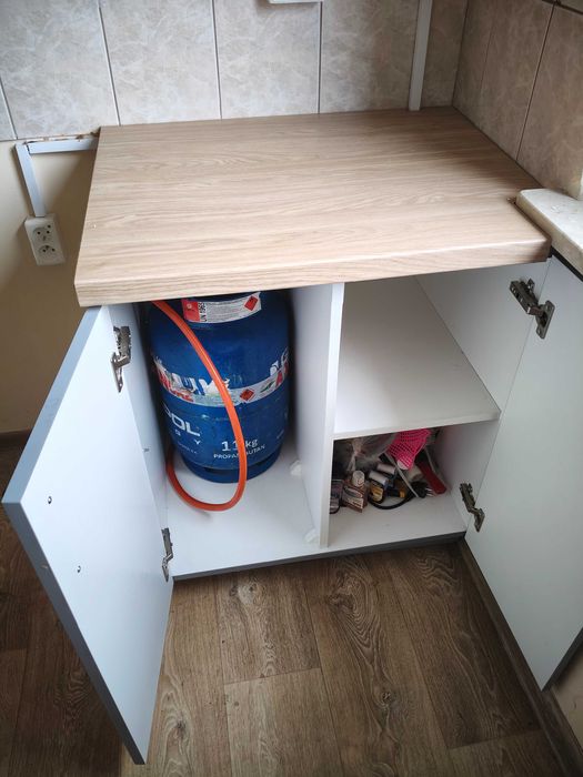 Szafki kuchenne z blatem i zlewozmywakiem