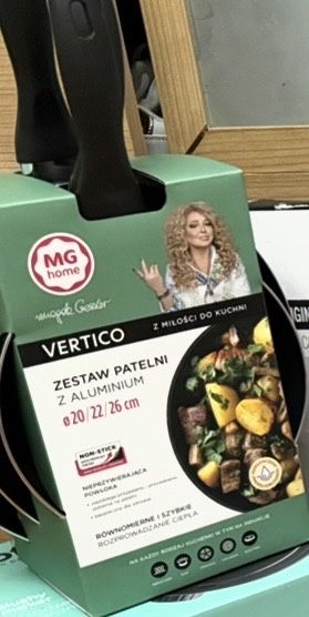Zestaw patelnie, deska do krojenia