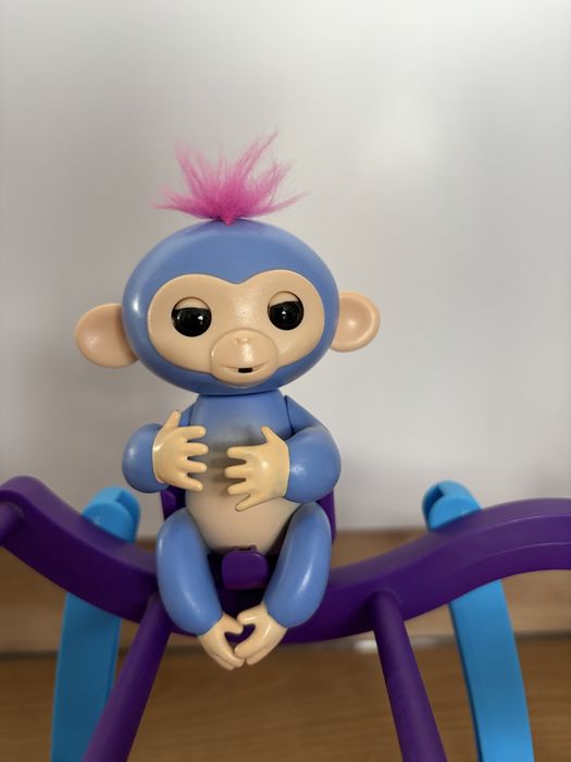 Małpka (WowWee Fingerlings) + plac zabaw