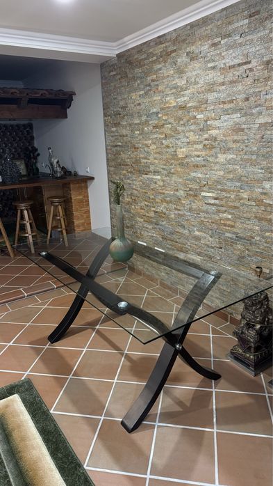 Mesa de jantar sem cadeiras