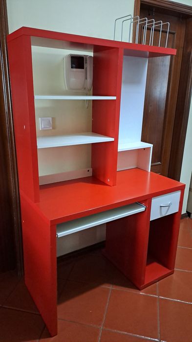 Secretária com estante vermelha e branca