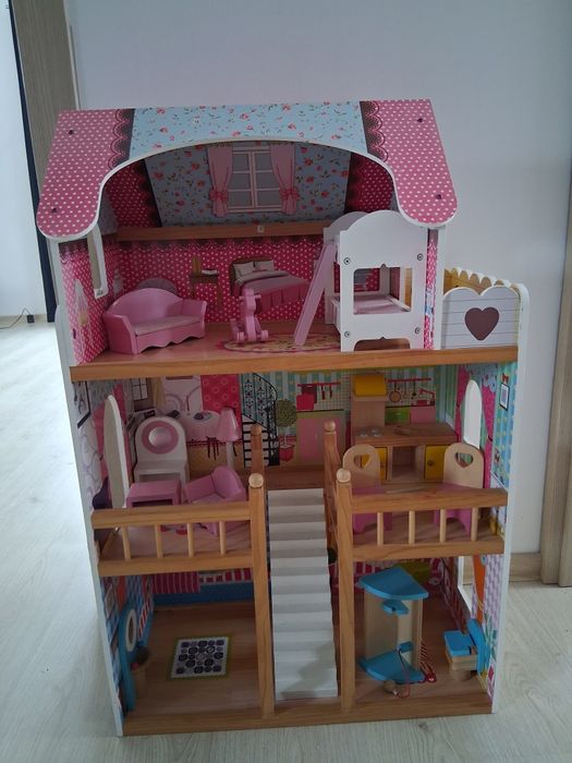Drewniany domek dla lalek
