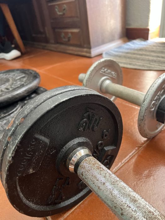Halteres e barras de musculação