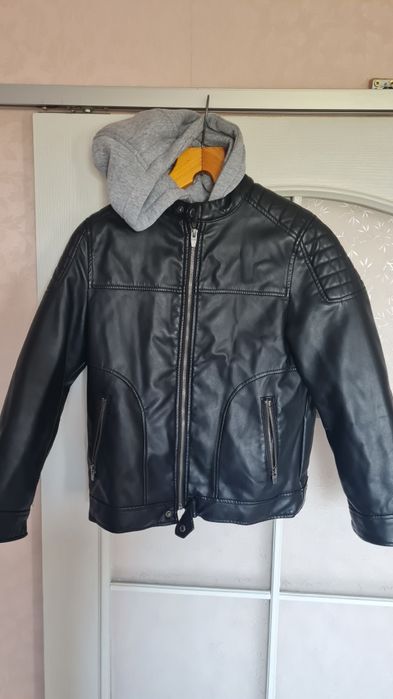 Чорна шкіряна куртка  Zara.