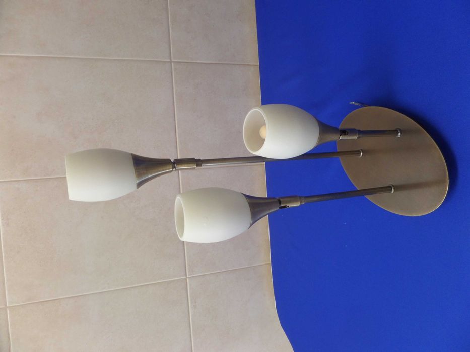 CANDEEIRO DE TETO EM METAL
Em muito bom estado
Inclui 3 lâmpadas LED