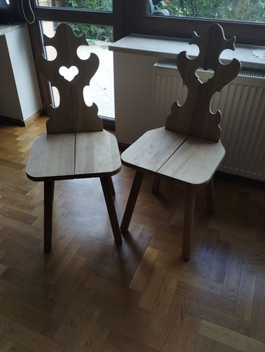 Dwa dębowe krzesła
