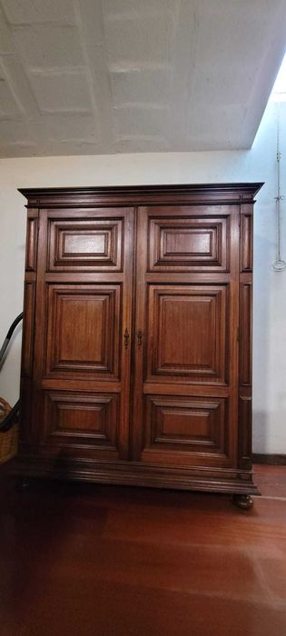 Roupeiro em madeira maciça (castanho) em excelente estado.