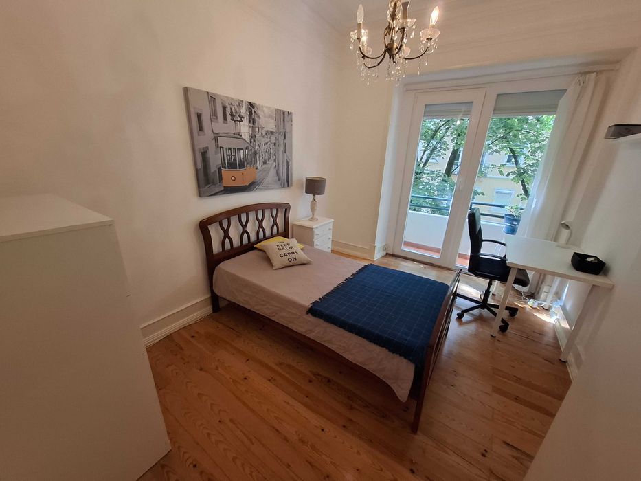Quarto junto à av. Roma