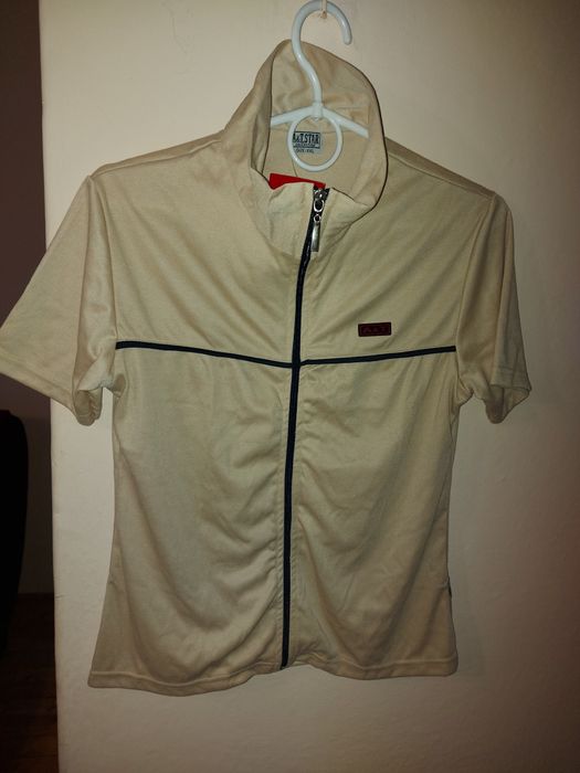 Beżowa bluzka sportowa.