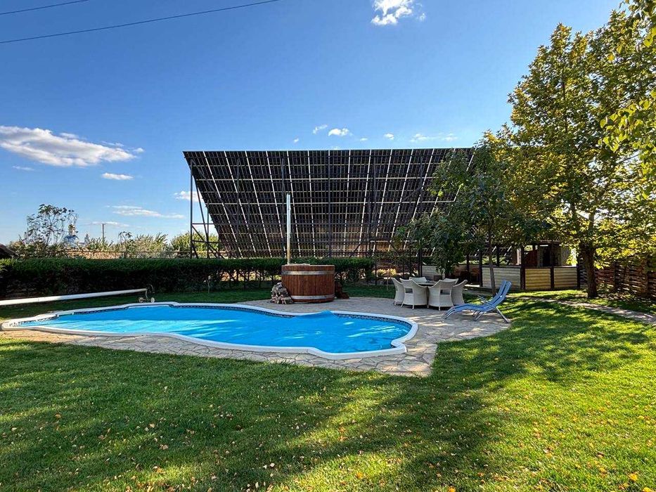 Продам дом в Новоселовке. Участок 25 сот. Солнечные панели. Бассейн.