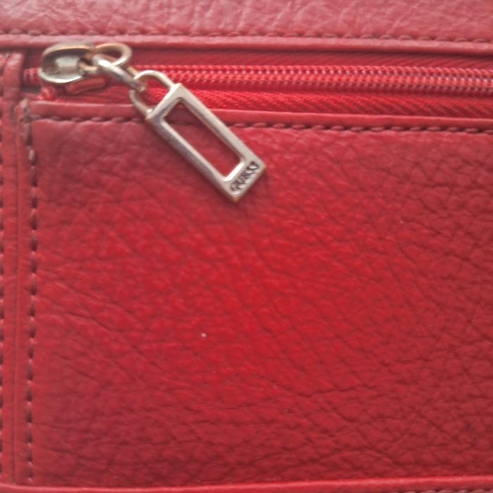 Portfel czerwony Guess.