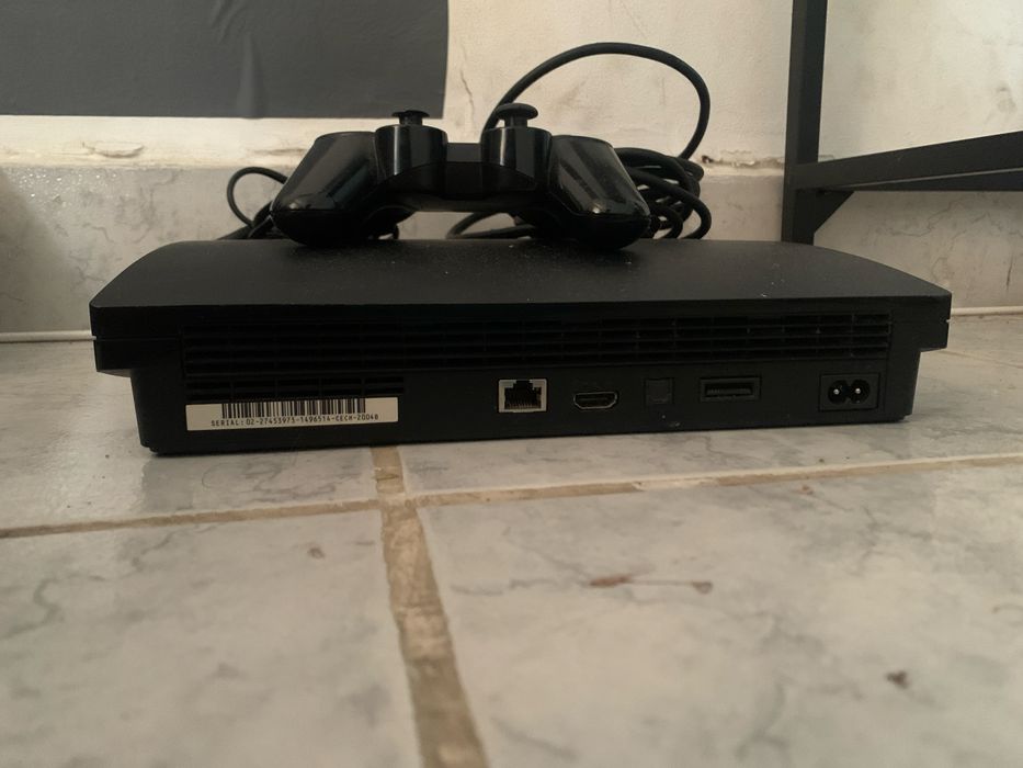PS3 semi-nova com 1 comando e com cabos de ligação