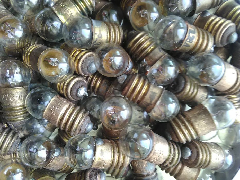 Лампочки для фонариков и др. Р -2,5V 0,45А, 3,5V 0,28A.   6,3V 0,22A